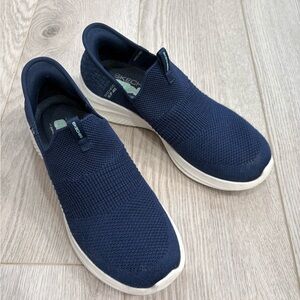 Skechers women’s Navy Slip-On Knit Sneakers with White Sole size 8.5